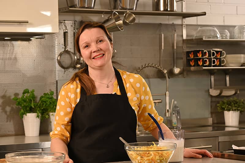 Keliakialiiton projektityöntekijä Sirpa Gylling kokkasi Gluteenitonta arkiruokaa -hankkeen videoiden kuvauksissa. Kuva: Tuulamaria Lempiälä