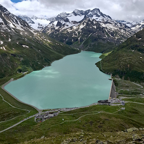 Silvretta-Stauseen tekojärvi ylhäältä päin.