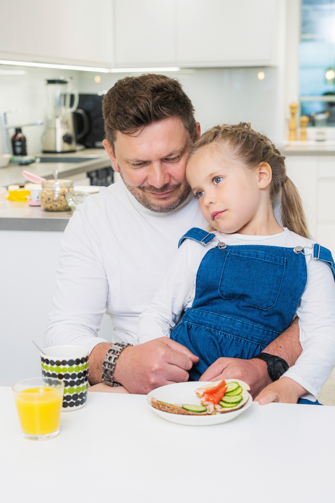 Isä ja lapsi ruokapöydässä. Kuva: Laura Tammisto.